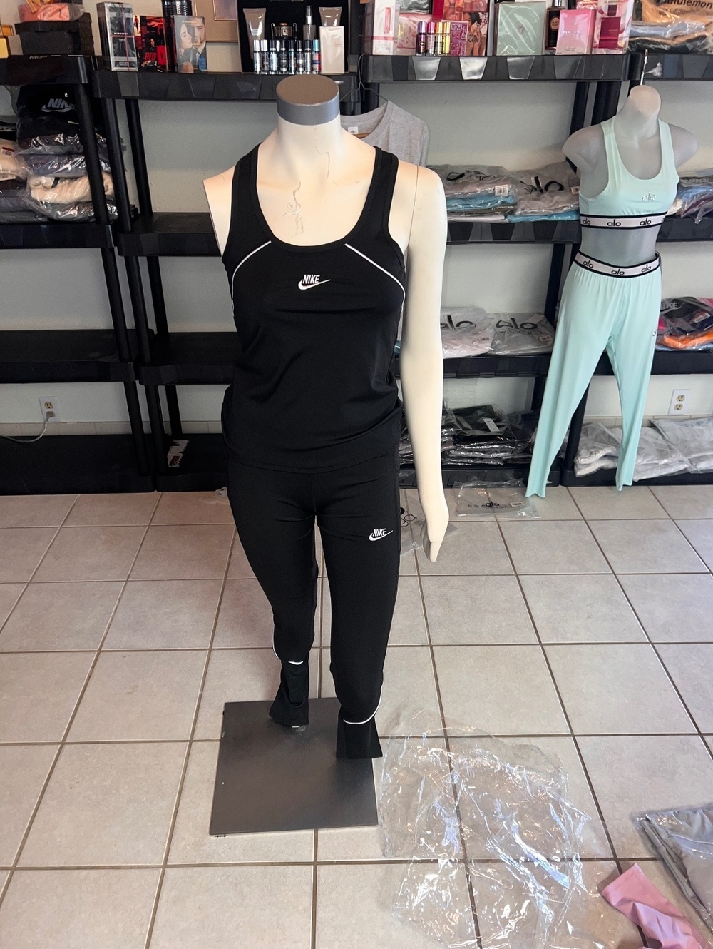 Women’s 3 piece Nike set small - Picture 3 of 6